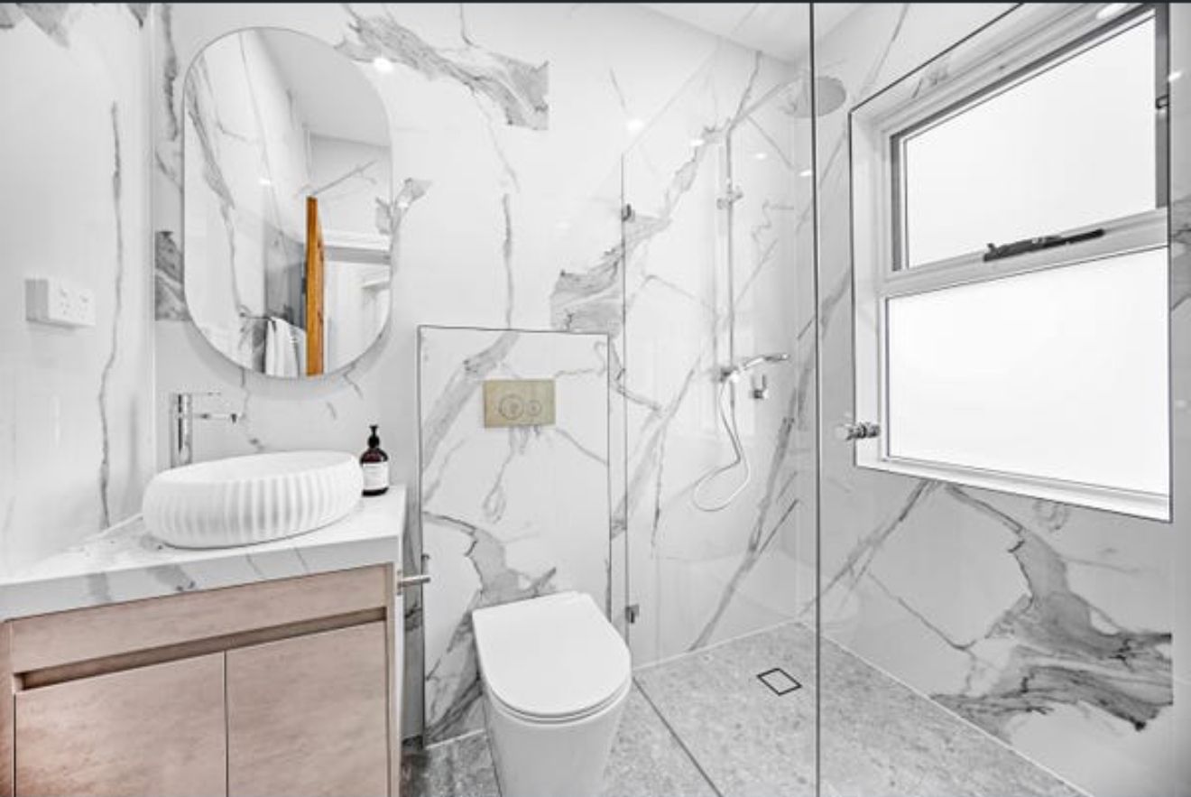 Ensuite — Calacatta Marble & Oval Mirror