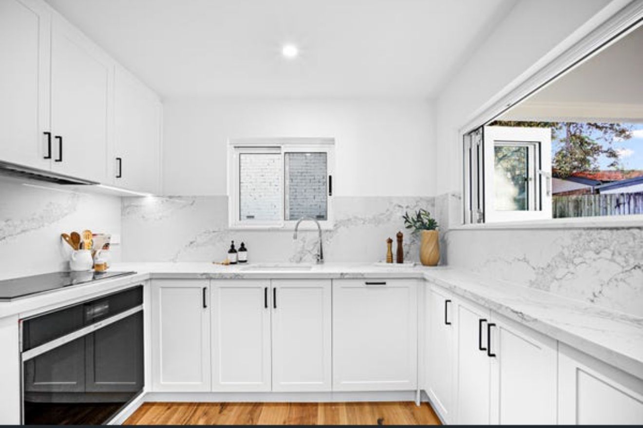 Shaker Kitchen — Marble & Matte Black